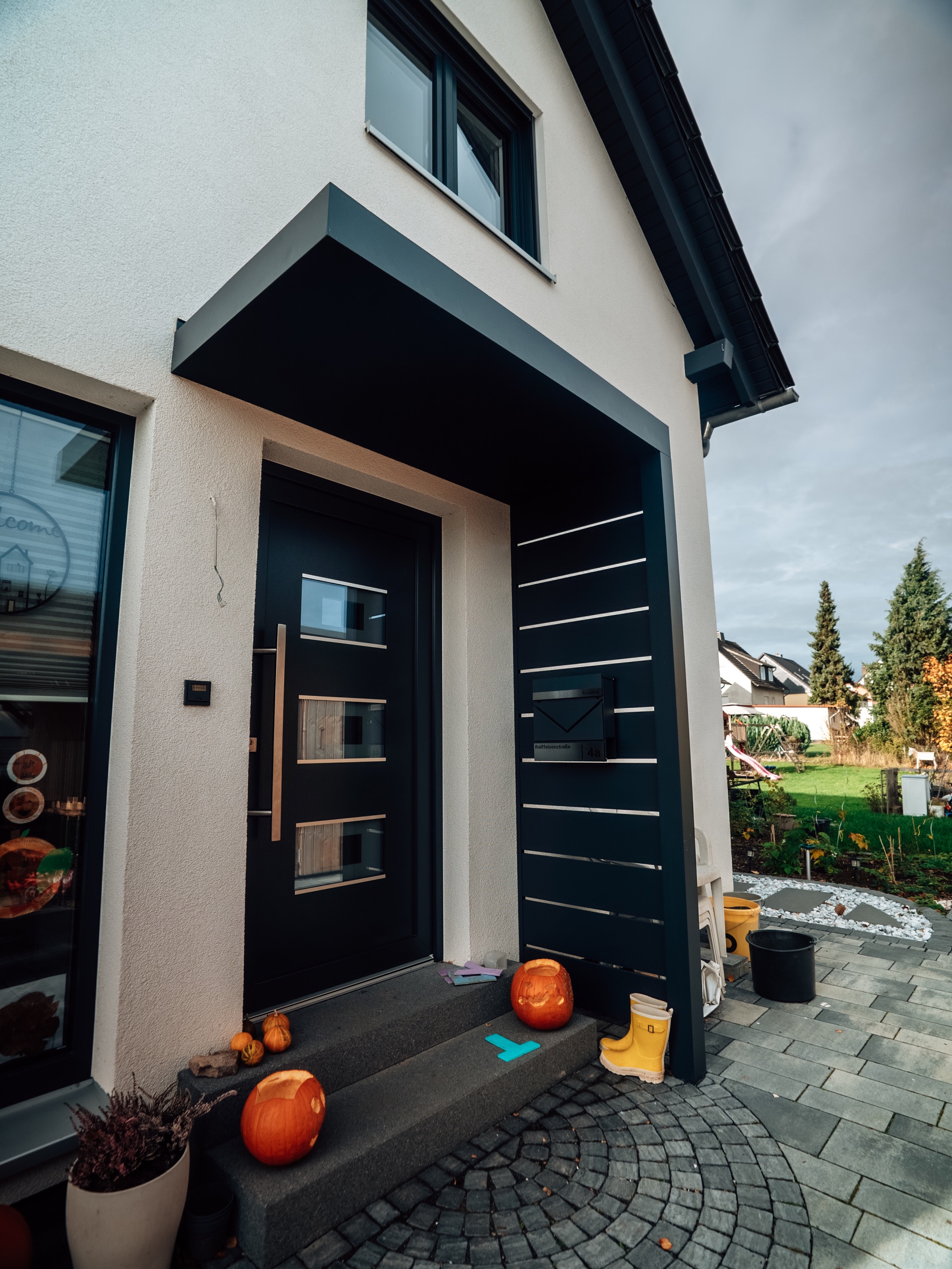 Modernes anthrazitfarbenes Vordach an einem Einfamilienhaus