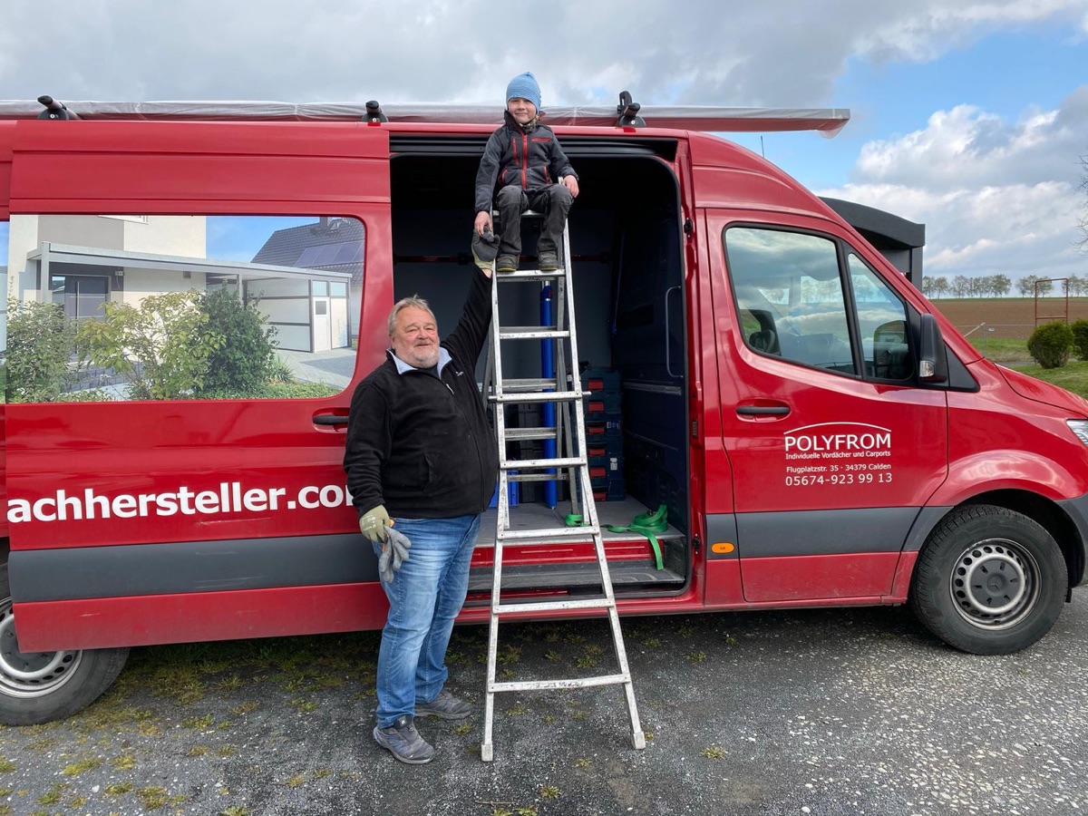 Polyform-Senior mit Enkel vor dem Firmenwagen – drei Generationen Familienbetrieb